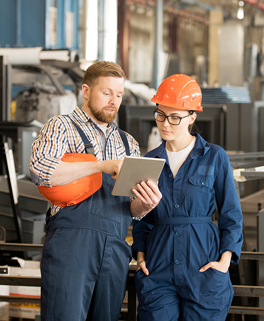 Mitarbeiter in der Produktion unterhalten sich Mitarbeiter in der Produktion unterhalten sich