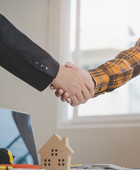 Handshake Mitarbeiter und Vorgesetzter Handshake Mitarbeiter und Vorgesetzter